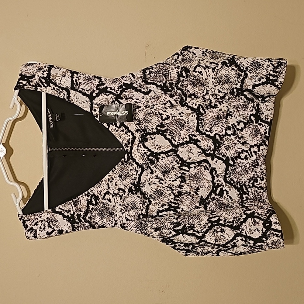 Express Women's Snake Print Crop Top Size‎ L.